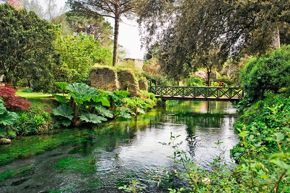 Wood bridge in Ninfa's garden