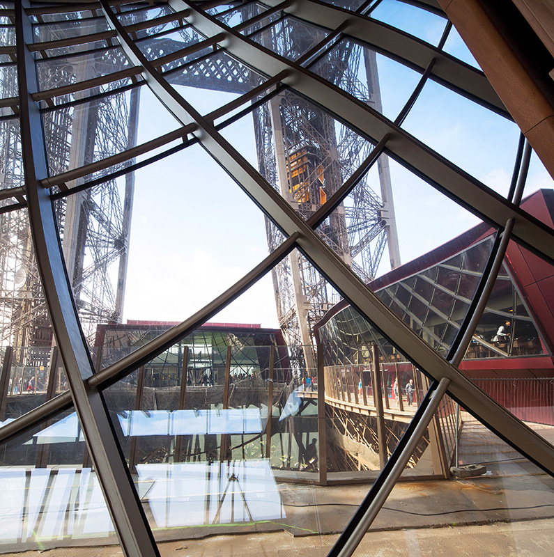 TourEiffel_interior_glass