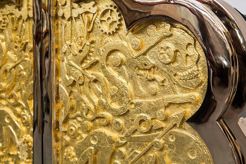 6. Dettaglio dell’anta di “Chartres” ricoperta in sfarzose foglie d’oro.
