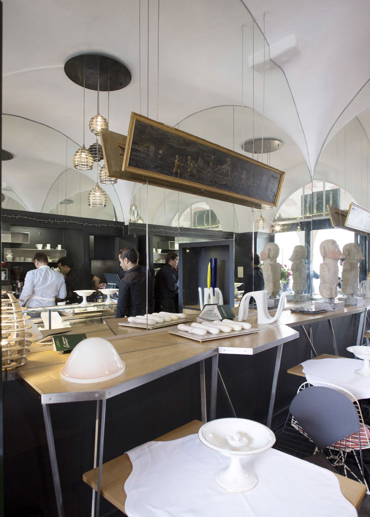 Gli eleganti interior del cafè sono allestiti da Yves Mirande