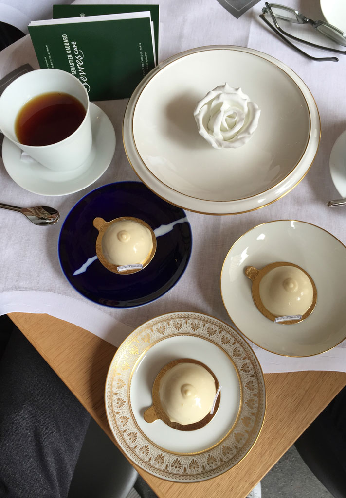 Dopo aver visitato la Manifattura di Sèvres e le sue botteghe secolari, Sébastien Gaudard si è ispirato alla famosa ciotola Maria Antonietta rivisitandola in pasticceria gourmet e gustosa