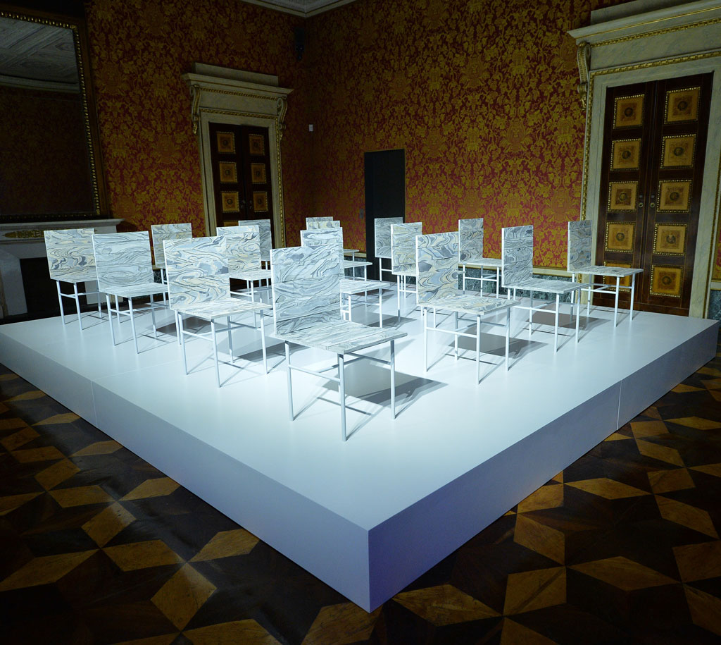 In “Il Teatro del Principe”, la versatilità di Alcantara, portata all’estremo da Nendo, dà vita a una soluzione che richiama l’artigianalità degli intarsi dei maestri ebanisti dell’epoca, rivisitati dal senso dell’armonia e della compostezza giapponese.