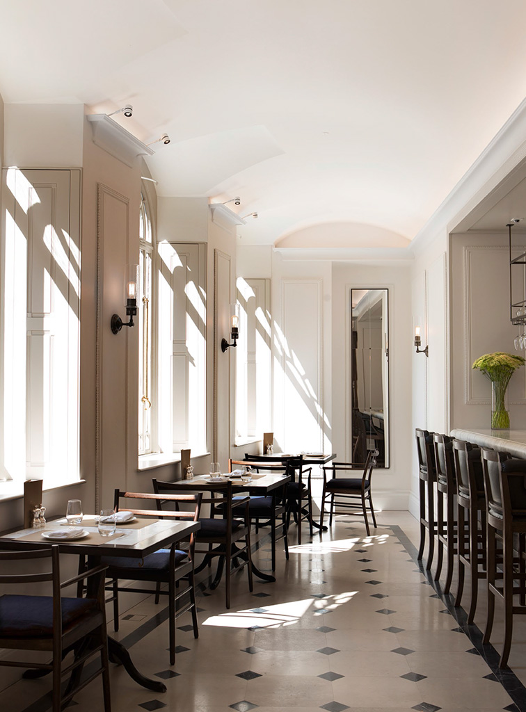 Le grandi finestre della sala da pranzo rendono luminosi e accoglienti i sofisticati interni.