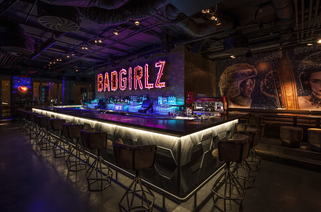 badgirlz-budapest-night-club-counter