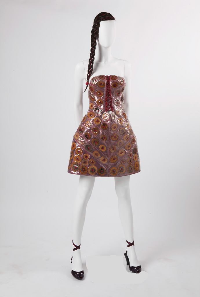 dress with vacuum-packed apple slices and candied cherries