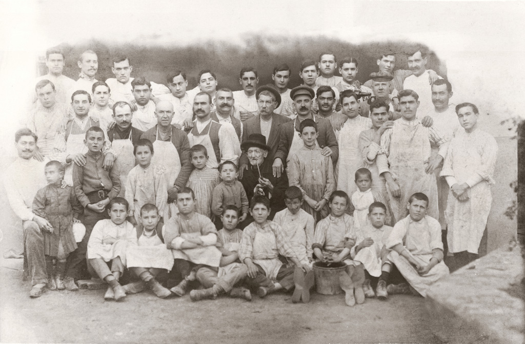 Foto “Familia” in bianco e nero dall’archivio Camper.