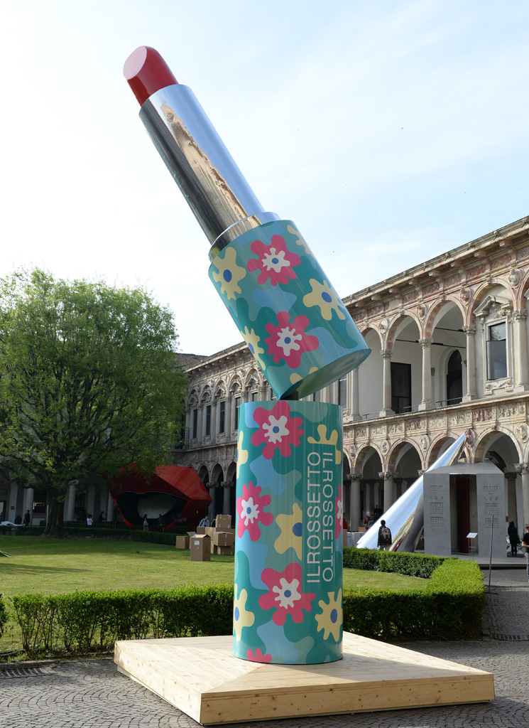 Il monumento è frutto del percorso che il brand di make up percorre fin dal 1962 per una bellezza accessibile e vicina, per rendere la cosmetica democratica.