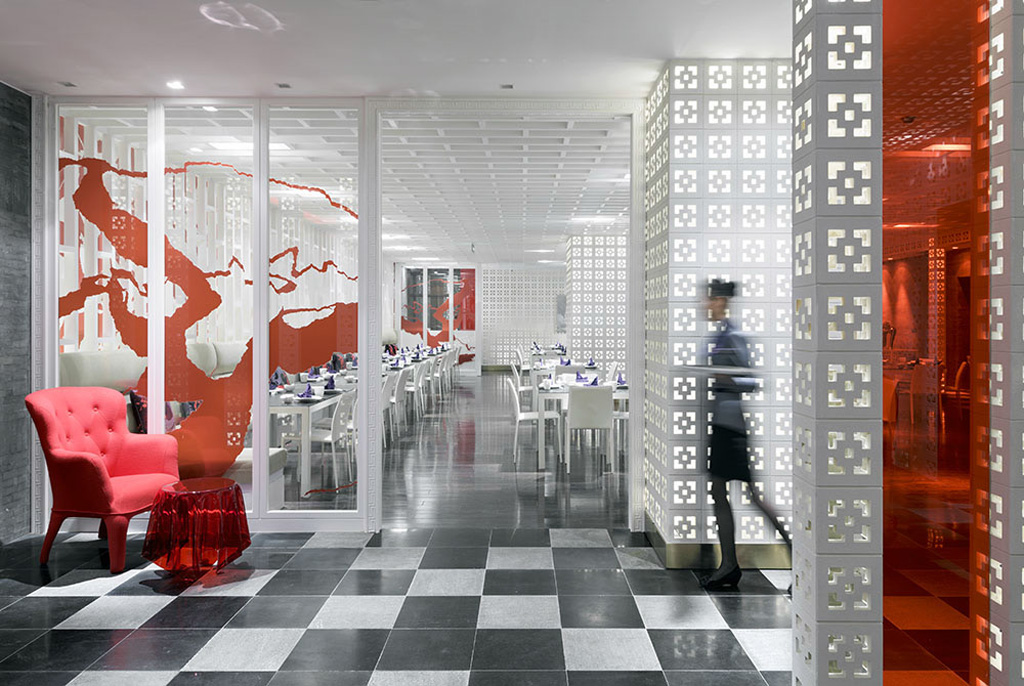 Il ristorante dell’hotel presenta tonalità tra il bianco e il rosso ed è diviso dalla hall da una grande vetrata