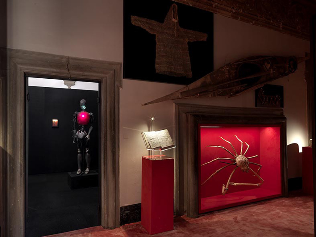 Il set design della galleria è stato progettato da Roberto Baciocchi, considerato uno dei capiscuola a livello internazionale dell’interpretazione architettonica di abitazioni e spazi retail del settore del lusso. Photo by Massimo Listri