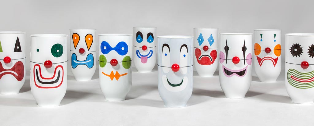 Dieci volti di pagliacci differenti appaiono sui vasi in porcellana progettati da Charpin in collaborazione con la manifattura di Sevres