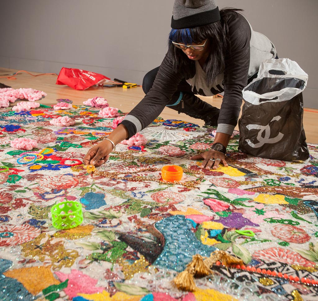 Ebony, provetta regista d’installazioni di moda, mischia colori e materiali per comunicare un’arte visionaria e unica nel suo genere.