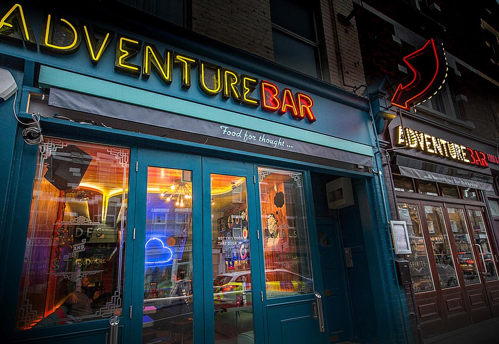Il concept alla base dell’Adventure Bar prevede l’immersione in un mondo parallelo, dove guardare il XX secolo con gli occhi (sbalorditi) di una persona di epoca Vittoriana.
