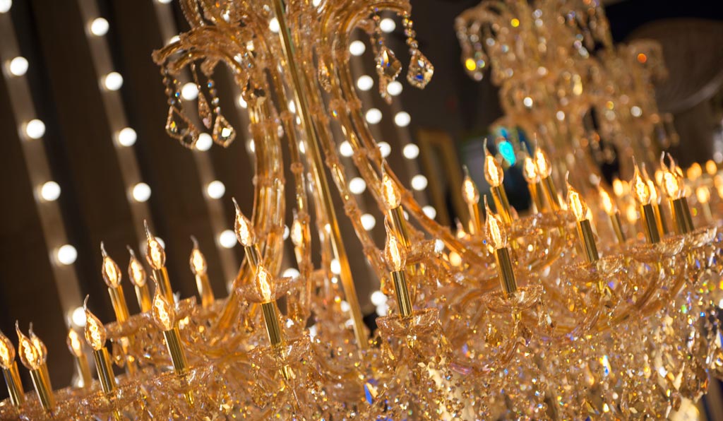 Eleganti chandelier contribuiscono a creare la giusta atmosfera. Il team di Davis Ink ha voluto dar vita a uno spazio che fosse al contempo sexy, intimo e decisamente femminile.