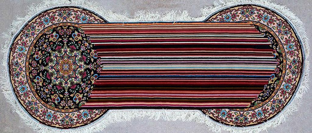 Per creare le sue opere, incerte tra arazzi e sculture, Faig Ahmed ha pensato di stravolgere e destrutturare i tipici motivi ornamentali dei tappeti azeri