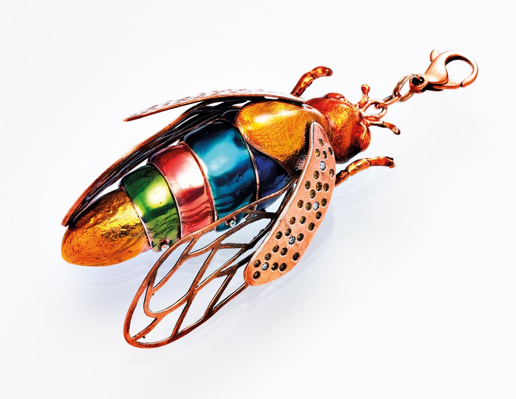 Articulated firefly pendant