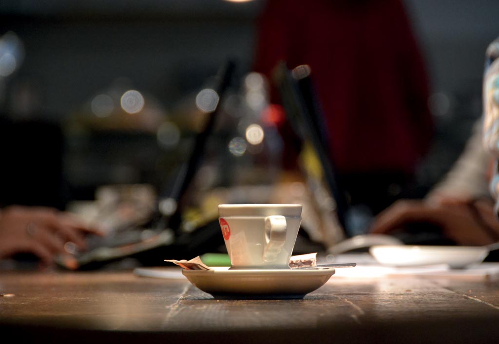 I lunghi tavoli invitano a scambiare quattro chiacchiere con i vicini, a lavorare in team o a prendersi un caffè da soli ma senza sentirsi soli! Foto S’Notes - www.s-notes.net