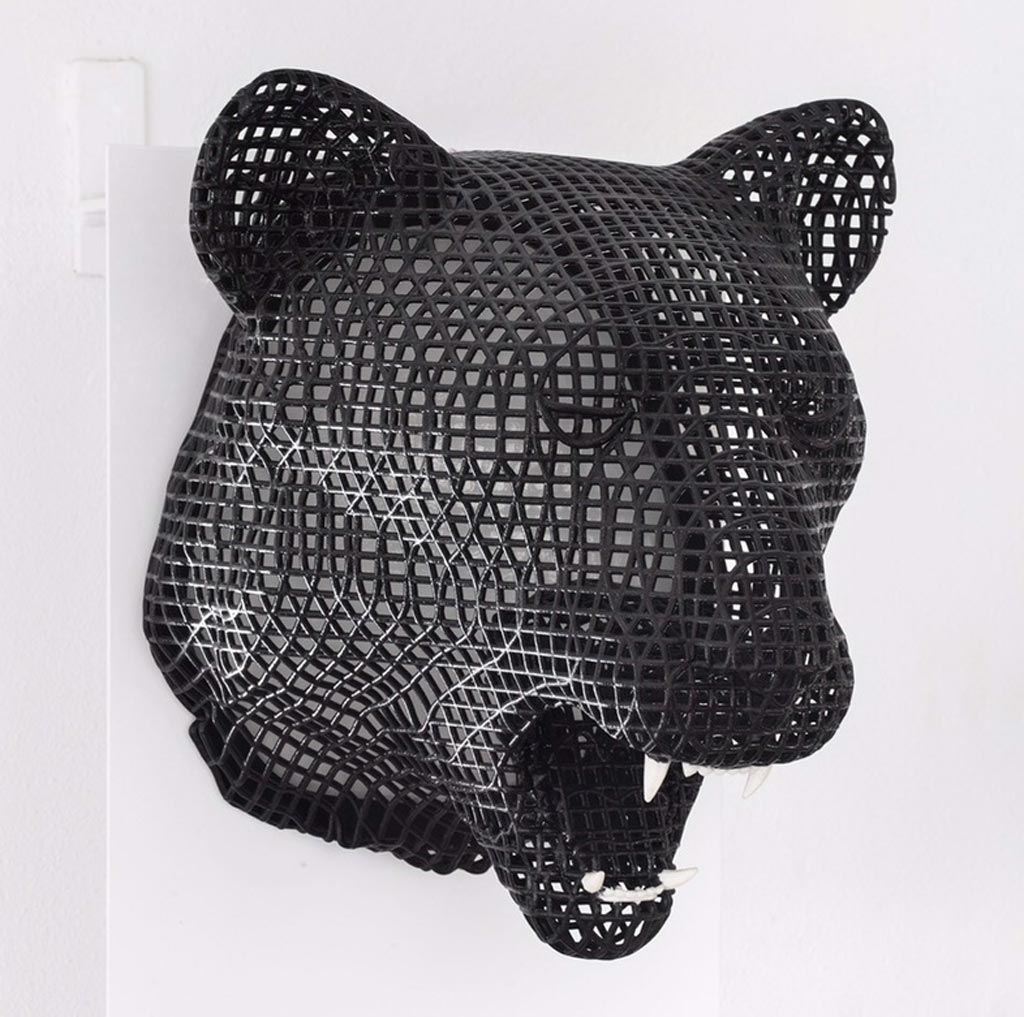 Testa di orso, realizzata usando una stampante 3D, verniciata in nero, Sotow, 2016.