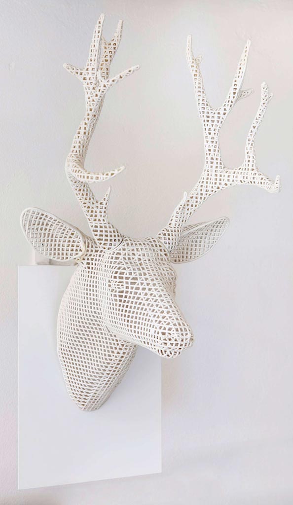 Testa di cervo, realizzata usando una stampante 3D, verniciata bianca, Sotow, 2016.