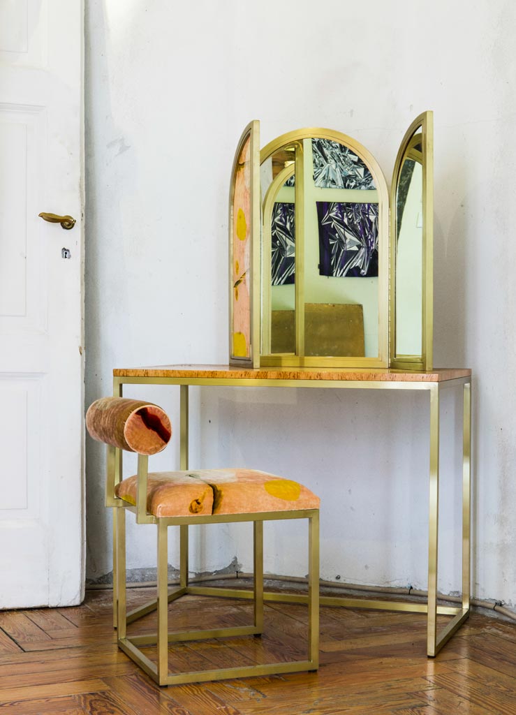 Vanity 1 e T Stool, realizzati in bronzo dorato con rivestimento in velluto fantasia, collezione “Awaiting”, di Giorgia Zanellato e Coralla Maiuri. Esposizione Ladies&Gentlemen, Fuori Salone, 2016.