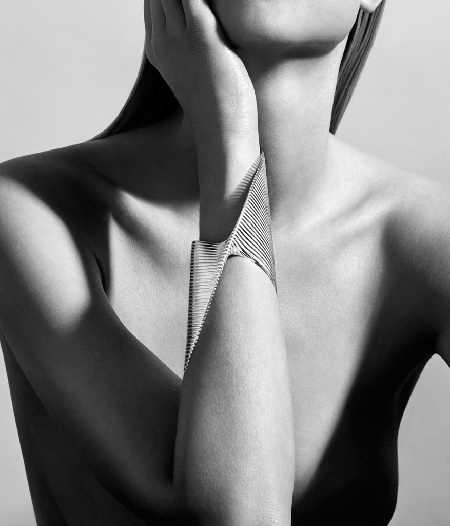 01. Lamellae Cuff_GEORG JENSEN_ZAHA_HADID_worn by model_photo by CHRISTIAN HOGSTEDT